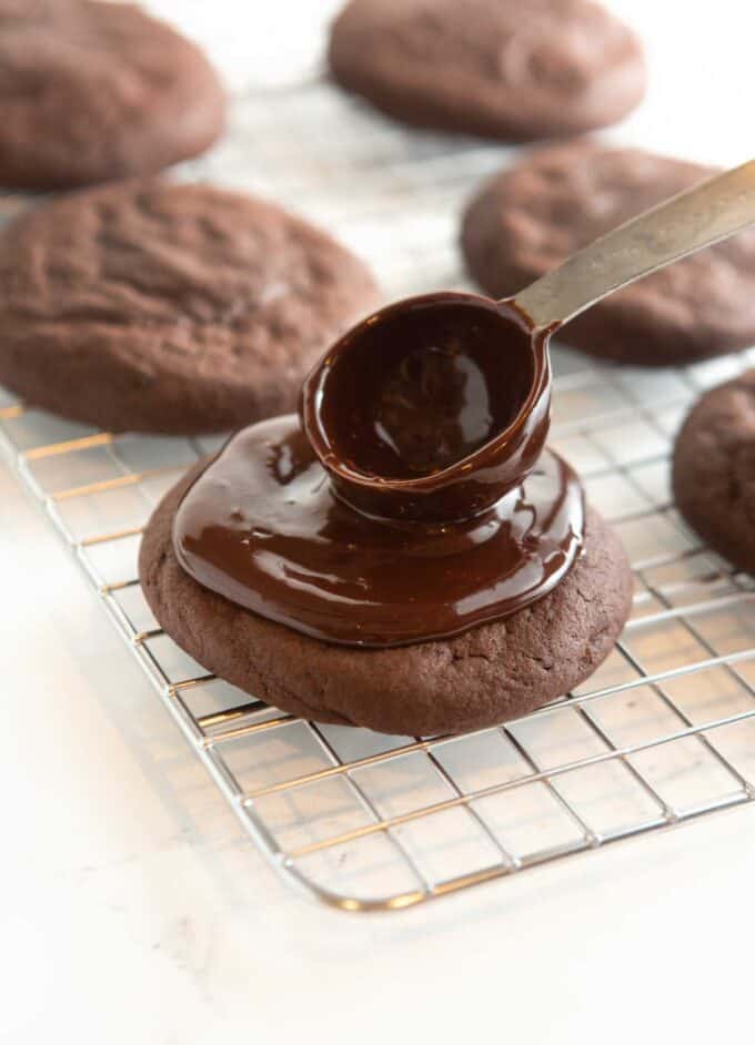 tablespoon spreading chocolate mint ganache on cookie