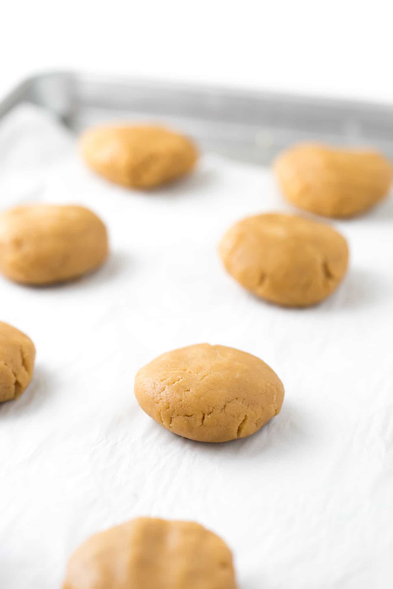 Forget the fancy decorating and grab the edible food pen to draw-your-own easy Halloween cookies! Using a traditional peanut butter cup as the "canvas", you can customize with your own icons, faces or spooktacular phrases! #Halloween | #Cookies | www.DesignEatRepeat.com