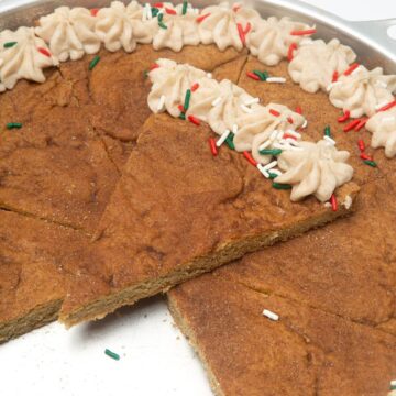 Upclose of slice of snickerdoodle cookie cake.
